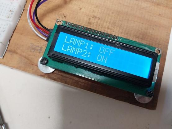 Foto de display lcd mostrando los textos indicados Lamp1 On/off y lamp2 on/off