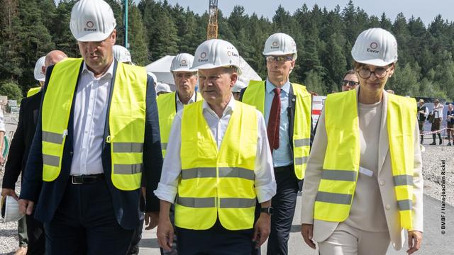 Der bayrische Ministerpräsident Markus Söder, der Bundeskanzler Olaf Scholz und die Bundesforschungsministerin Bettinas Stark-Watzinger besichtigen das Areal des Geothermiekraftwerks in Geretsried.