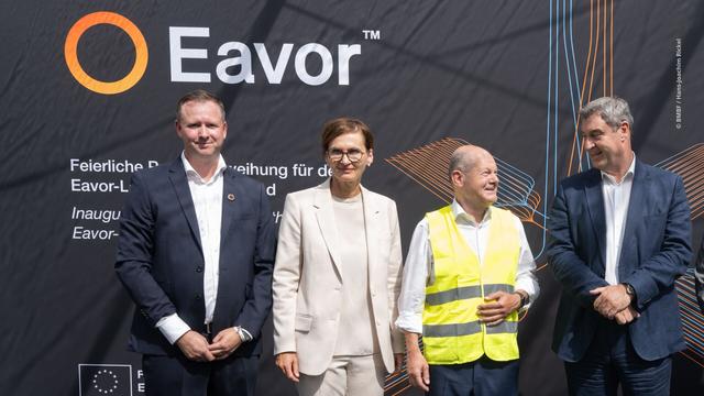 Der Geschäftsführer von Eavor, Daniel Mölk, Bundesbildungsministerin Bettina Stark-Watzinger, Bundeskanzler Olaf Scholz und der bayrische Ministerpräsident Markus Söder bei der Begehung des Geothermiekraftwerks bei Geretsried.