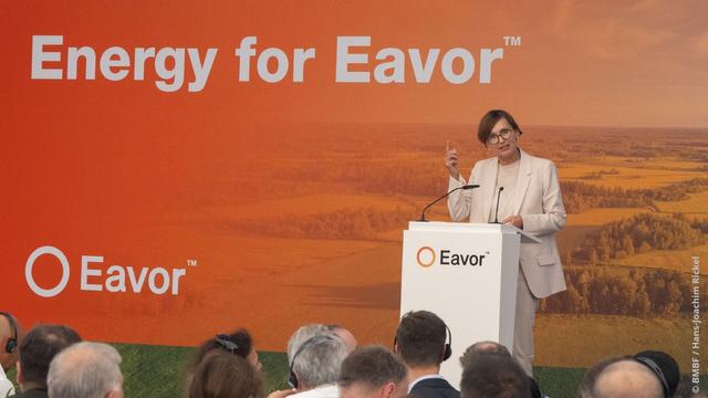 Bundesforschungsministerin Bettina Stark-Watzinger bei ihrer Rede in Geretsried.