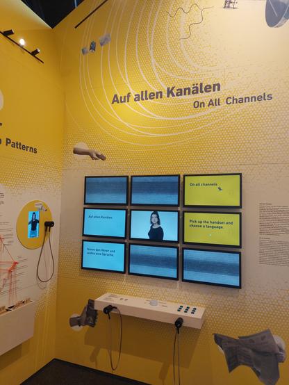 Monitor Installation zum Thema Medienkompetz: Auf allen Kanälen. Die Beschriftung ist Zweisprachig und es gibt Audiokanäle