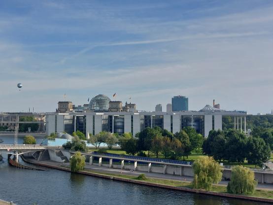 Blick vom Dach auf Berlin. Die Spree, der Bundestag.