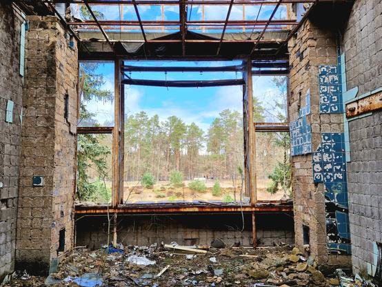 Blick auf das Fenster eines OP-Saals in den Ruinen der Beelitz-Heilstätten