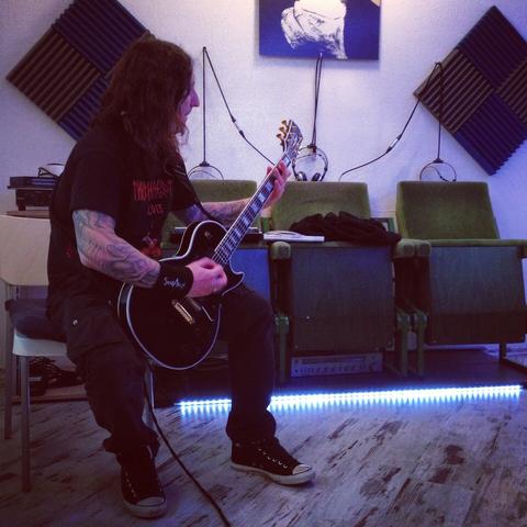 Arkadius mit Gitarre im Studio 2014