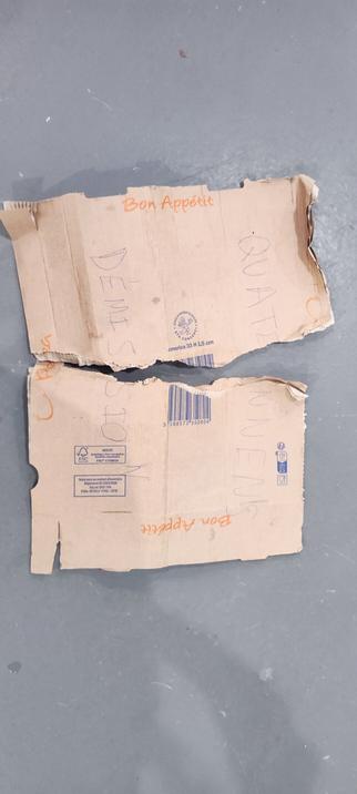 Pancarte déchirée « Quatennens démission »