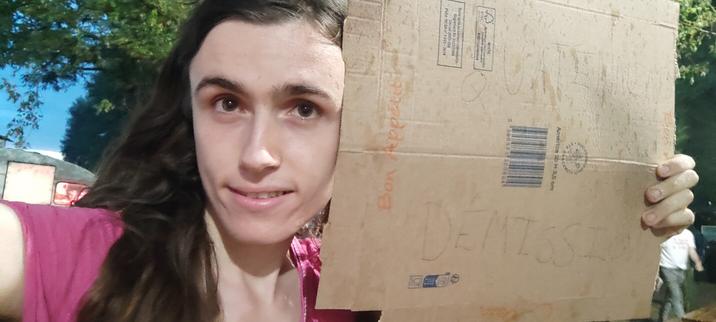 Emmy avec une nouvelle pancarte « Quatennens démission »