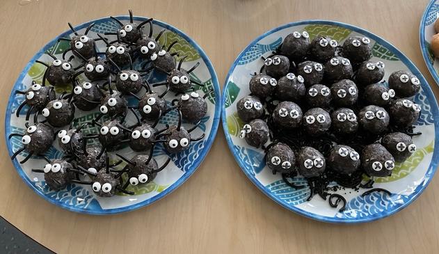 “Urchin” snacks constructed from Dunkin’ chocolate munchkins. On the left plate are “healthy urchins” with licorice spines and candy eyes. On the right plate are dying urchins (munchkins with crossed out eyes, that have lost all their spines)