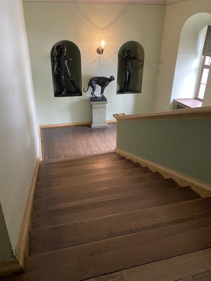 Erste Treppe von oben, in den Nischen die Knabenstatuen