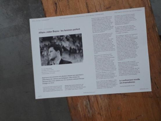 Lou Toussaint-Ianeva devant l'espace canapé brandit l'article Julien Bayou