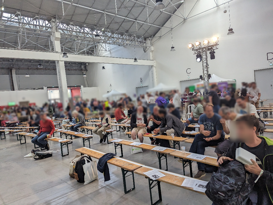 Lou Toussaint-Ianeva devant l'espace canapé brandit l'article Julien Bayou