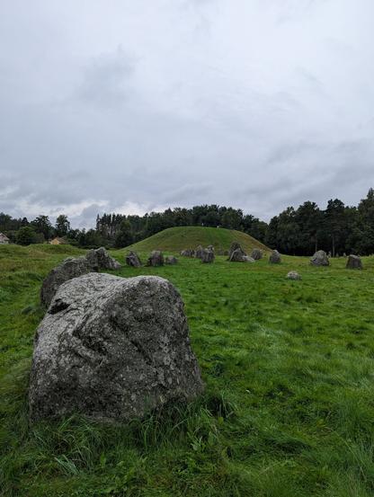 Kiviä venemuodossa ja Anundshög taustalla.