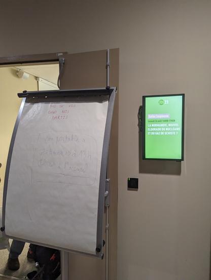 Panneau de l'atelier Salle Caspienne, avec à côté un tableau blanc sur lequel est écrit "Pas de VSS dans nos partis"