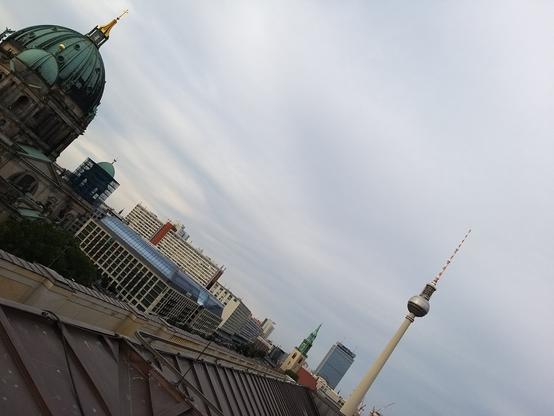 links berliner dom rechts fernsehturm, dahinter noch mehr stadt, alles ist schief