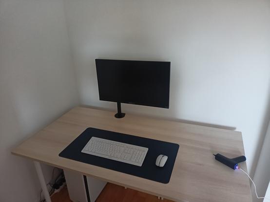 Aufgebauter Schreibtisch mit Tastatur, Maus und Monitor
