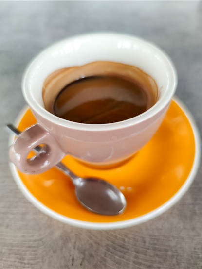 une tasse beige dans une soucoupe jaune