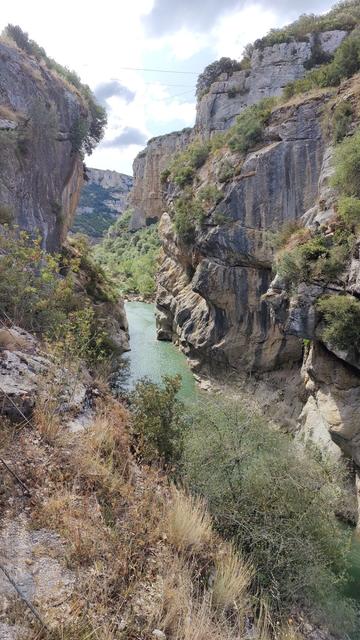 La Foz de Lumbier, dos penya-segats separats per uns 20 metres (a ull), amb el riu a sota.
