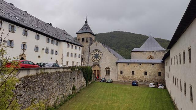 Vista de Roncesvalles, amb l'hotel a l'esquerra, l'església al centre i el monestir a la dreta