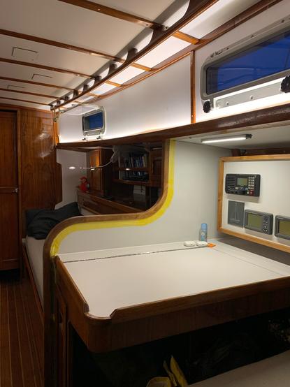 Navigationstisch und Fensterreihe Steuerbord warmweiß beleuchtet
