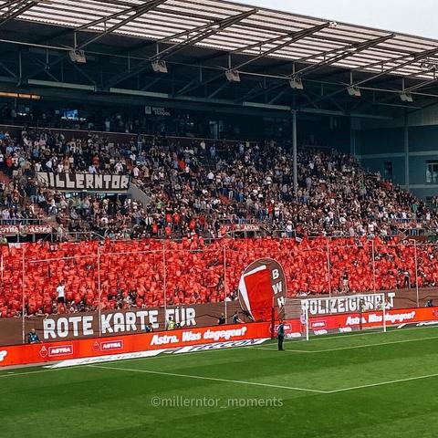 Choreographie Südkurve St. Pauli. Rote Karte für Polizeigewalt!