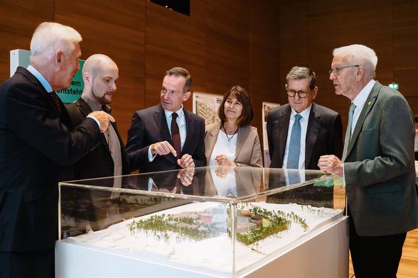 Volker Wissing schaut sich den KI-Campus in Heilbronn an, daneben stehen Winfried Kretschmann, Jonas Andrulis und Reinhold R. Geilsdörfer