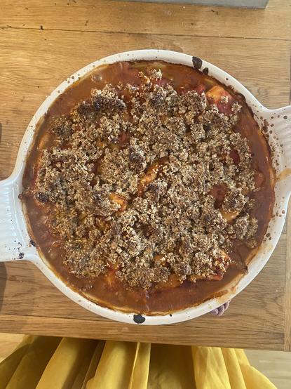 Fish pie with Pecan Crumble. Bakt i ovnen i en rund ildfast form.