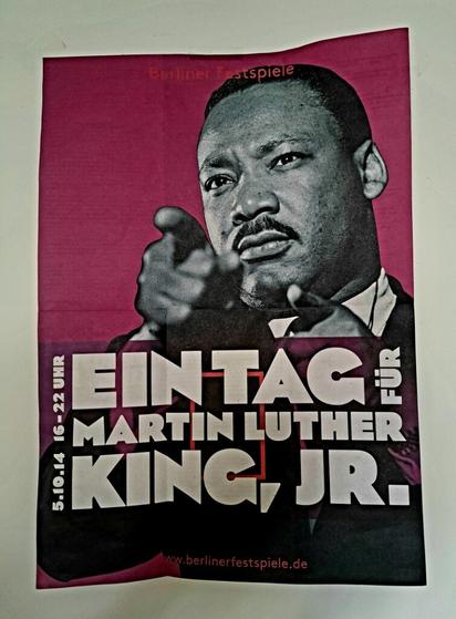 Ein Plakat mit einem Portrait von Martin Luther King Jr vor dunkelrotem Hintergrund. Text:
"Berliner Festspiele - Ein Tag für Martin Luther King, Jr.
5.10.14 16-22 Uhr"