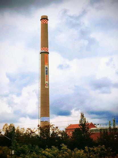 Turm der Stadtwerke Leipzig. Man sieht im 1/3 weiße Matten, hinter denen Sprengladungen platziert wurden.