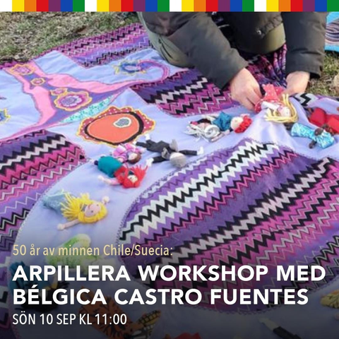 Färgfotografi av person som skapar arpilleras (tygkonst). I ovankant whipala-rutorna: vitt, gult, orange, rött, violett, blått, grönt, upprepat...

Fotot visar en person som står på knä, grågrön jacka, gröna byxor, och monterar en arpillera - tygkonst - som består av mönstrade tyger som i sin tur bildar ett feministmärke, en livmoder. På arpilleran finns även ett tiotal tygdockor, i olika färger, i hela feministsymbolen.