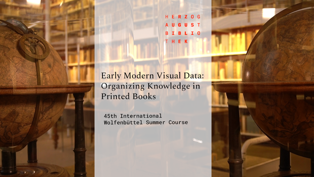Zu sehen ist das Titelbild des Videos: Im Vordergrund zwei alte Globen, dazwischen eine leicht transparente weiße Fläche mit dem Logo der Herzog August Bibliothek in Rot sowie dem Titel "Early Modern Visual Data: Organizing Knowledge in Printed Books. 45th International Wolfenbüttel Summer Course". Im Hintergrund sind Bücherregale und ein großer Holztisch zu erkennen.