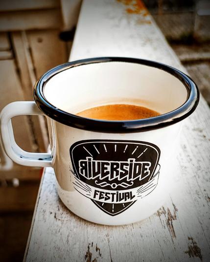 Emailierte Kaffeetasse mit dem Logo des Riverside Festivals