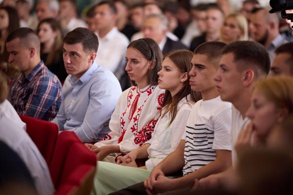 President's #Zelenskyy meeting with the university community of Igor Sikorsky Kyiv Polytechnic Institute #Ukraine

A group of students listen attentively to him speak