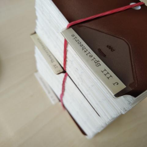 foto eines stapels von bibliothekskatalogkarten der signaturengruppen J III, IV und V