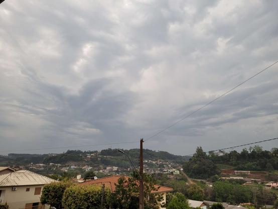 Morning photo with mostly heavy cloudy overcast sky on a small town with some houses and many trees.

Foto numa manhã mostrando majoritariamente o céu com nuvens carregadas sobre uma cidade p