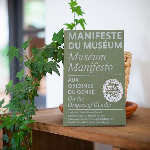 Photo du livre appuyé sur un pot avec une plante tombante