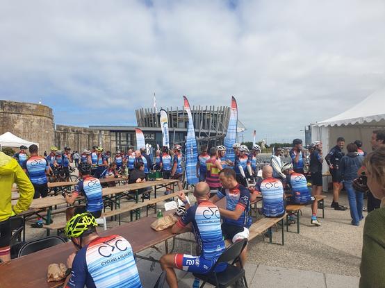 Plein de cyclistes avec des maillots climate stripes