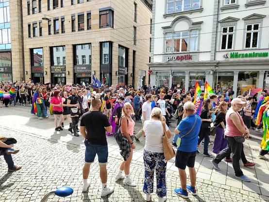 CSD-Umzug vor Häuserzeile in der Fußgängerzone