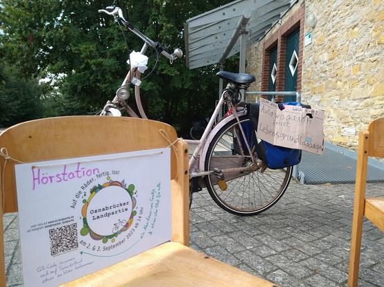 Foto von Stuhl mit Landpartie Plakat und Fahrrad mit Anti-A33 Pappschild.
