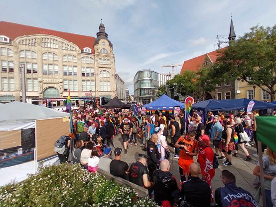 Menschenmasse am Erfurter Stadtplatz "Anger"