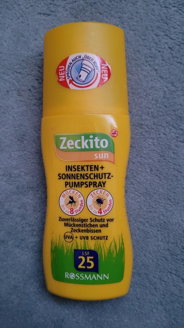 gelbe Pumpsprayflasche mit dem Text:
Sprühen auch "über Kopf"
Zeckito Sun Insekten + Sonnenschutz-Pumpspray 
Zuverlässiger Schutz vor Mückenstichen (bis zu 8 Stunden) und Zeckenbissen (bis zu 4 Stunden)
UVA + UVB Schutz
LSF 25
Rossmann