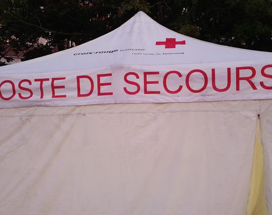 Tente « Poste de secours » de la Croix-Rouge française.