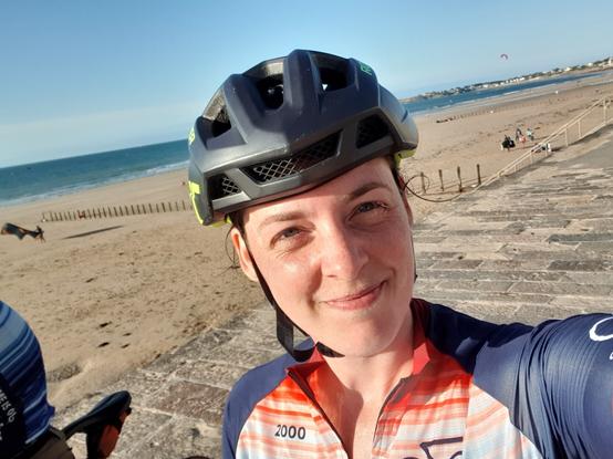 Selfie : mon visage avec casque de vélo et maillot, plage de St Malo