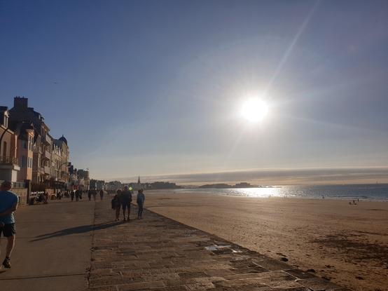 Promenade le long de la plage de St Malo, lumière qui décline