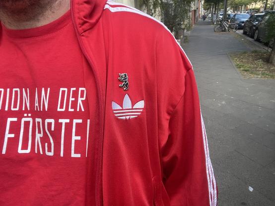 Ick in roten Unionklamotten auf dem Weg zum Bäcker.
