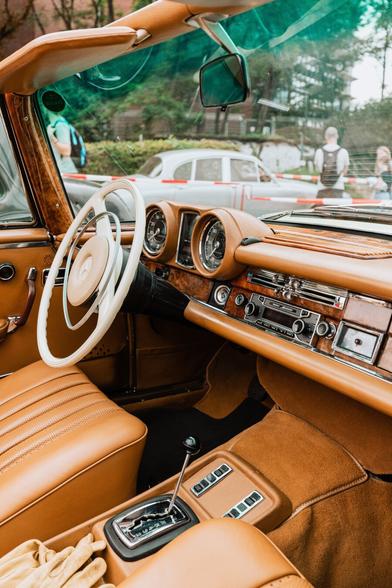photo of the brown-leather interior of a Mercedes Benz 250 SL