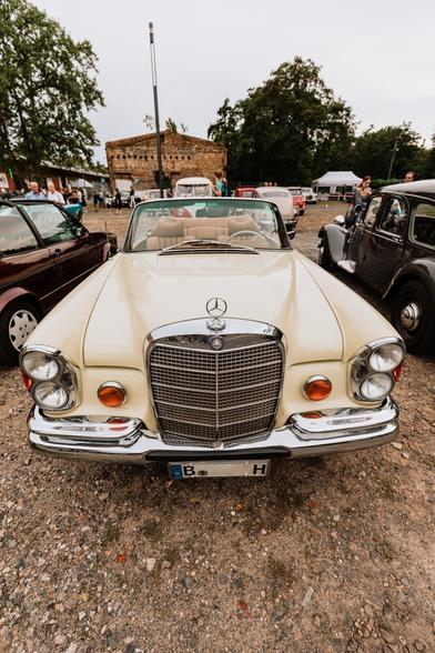 photo of the front of a Mercedes Benz 250 SL
