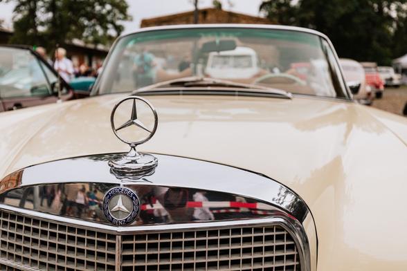 photo of the Mercedes star on the hood of a Mercedes Benz 250 SL