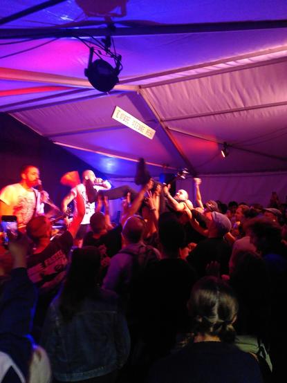 Crowdsurfing bassist - Gurs @ L'Ouie Pleure fest #2 (Serny 62, 02-09-2023)
