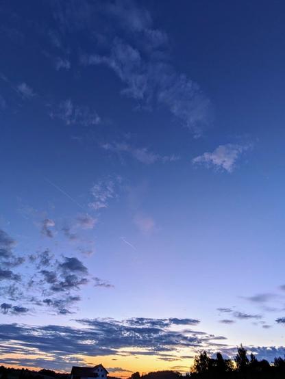 nach Sonnenuntergang ein Farbverlauf am Himmel von unten orange nach oben ins blau mit ein paar Wölkchen