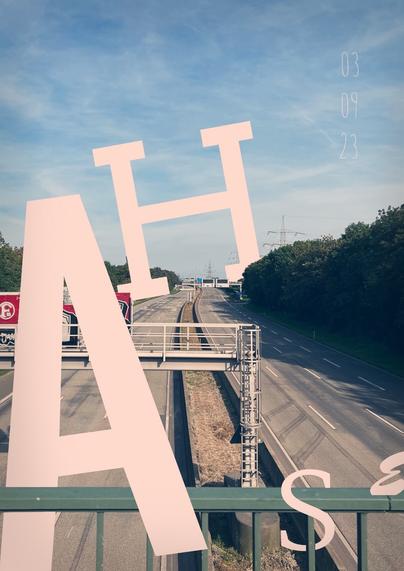 Die Collage zeigt eine Fotoaufnahme, in die die pastelrosanen Buchstaben H A S E eingebaut wurden; die Fotoaufnahme zeigt die menschenleere A46 von einer Fußgängerbrücke aus überblickt – in Höhe der Abfahrt "Autohof/Ikea Düsseldorf"; Blickrichtung ist in Fahrtrichtung Wuppertal