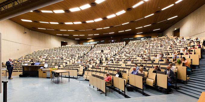 Großer Hörsaal, viele Menschen.